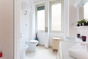 Regadera, secadora de cabello, bidet, toallas