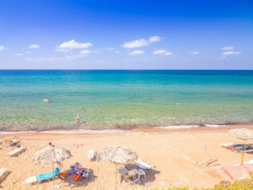 7 bedroom villa with pool, 700m from the beach!