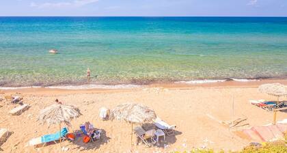 7 bedroom villa with pool, 700m from the beach!