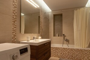 Ensemble douche/baignoire, sèche-cheveux, serviettes fournies, savon
