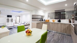 Exclusive Apartment, 4 Bedrooms, Terrace, Beach View (Sofia) | Dapur peribadi | Pembancuh kopi espreso, pembancuh kopi/teh 