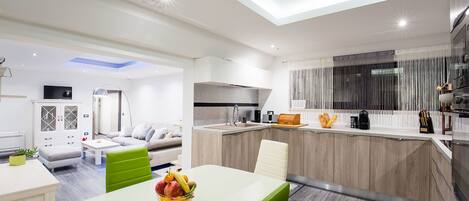 Un apartamento moderno con comedor, cocina y sala de estar.