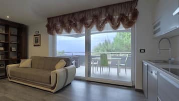Appartamento, 3 camere da letto, terrazzo, vista mare (Ambra) | Soggiorno | TV LED