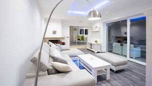 Exclusive Apartment, 4 Bedrooms, Terrace, Beach View (Sofia) | Ruang tamu | TV LED 