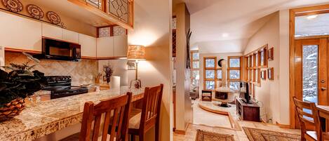 Comfort Condo, 2 Bedrooms, Kitchen | In-room dining