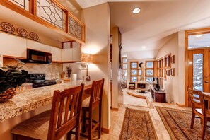 تناول الطعام داخل الغرفة