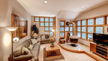 Comfort Condo, 2 Bedrooms, Kitchen | Living room | 40-inch flat-screen TV with cable channels, TV, fireplace