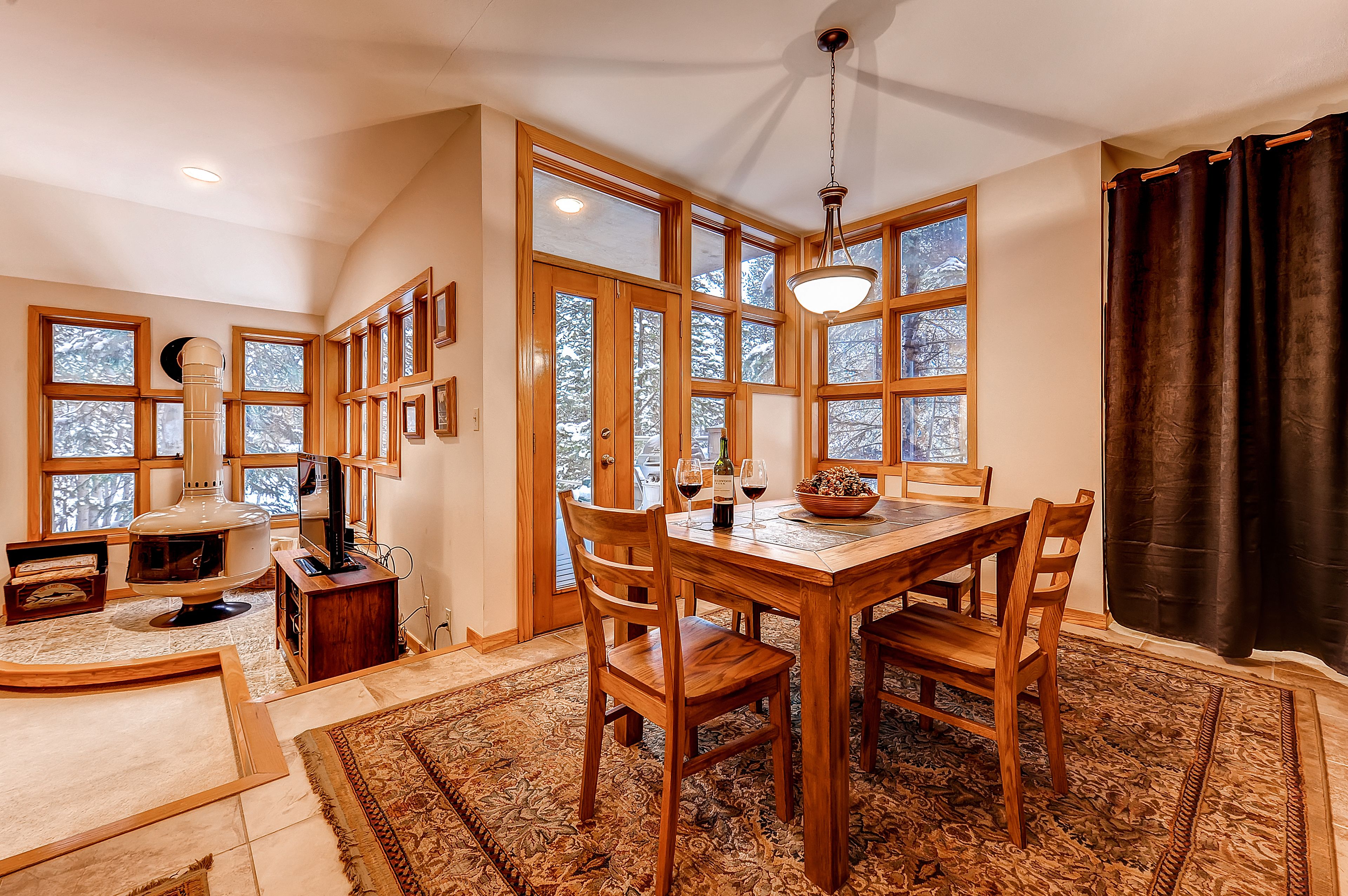 Kondominium Comfort, 2 kamar tidur, dapur | Makan di kamar