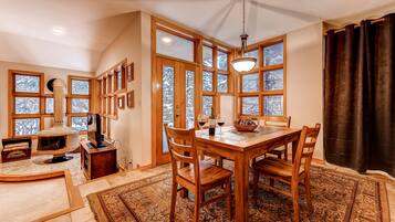 Kondominium Comfort, 2 kamar tidur, dapur | Makan di kamar