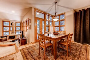 تناول الطعام داخل الغرفة