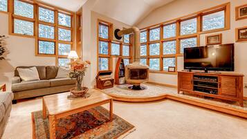 Comfort Condo, 2 Bedrooms, Kitchen | Living room | 40-inch flat-screen TV with cable channels, TV, fireplace