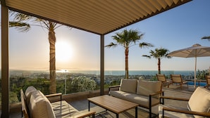 A rooftop terrace with seating and a view of the city. - Karmilos Hill Villa - close to the center of Chania with private swimming pool. (Χανιά)
