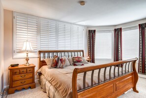 Comfort Condo, Partial Lake View | Iron/ironing board, free WiFi, bed sheets