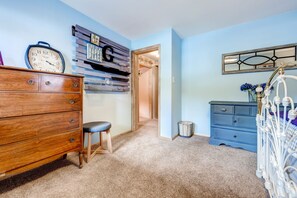 2 Schlafzimmer, individuell dekoriert, individuell eingerichtet