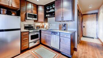 Studio, Kitchen | Private kitchen | Fridge, microwave, oven, stovetop