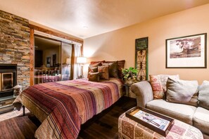 Studio, Kitchen | Individually decorated, individually furnished, bed sheets - Cedars Lodge Condos by CRMR (Frisco)
