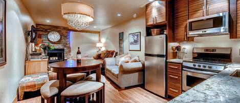 Studio, Kitchen | Private kitchen | Fridge, microwave, oven, stovetop