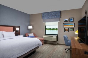 Ropa de cama de alta calidad y caja de seguridad en la habitación 