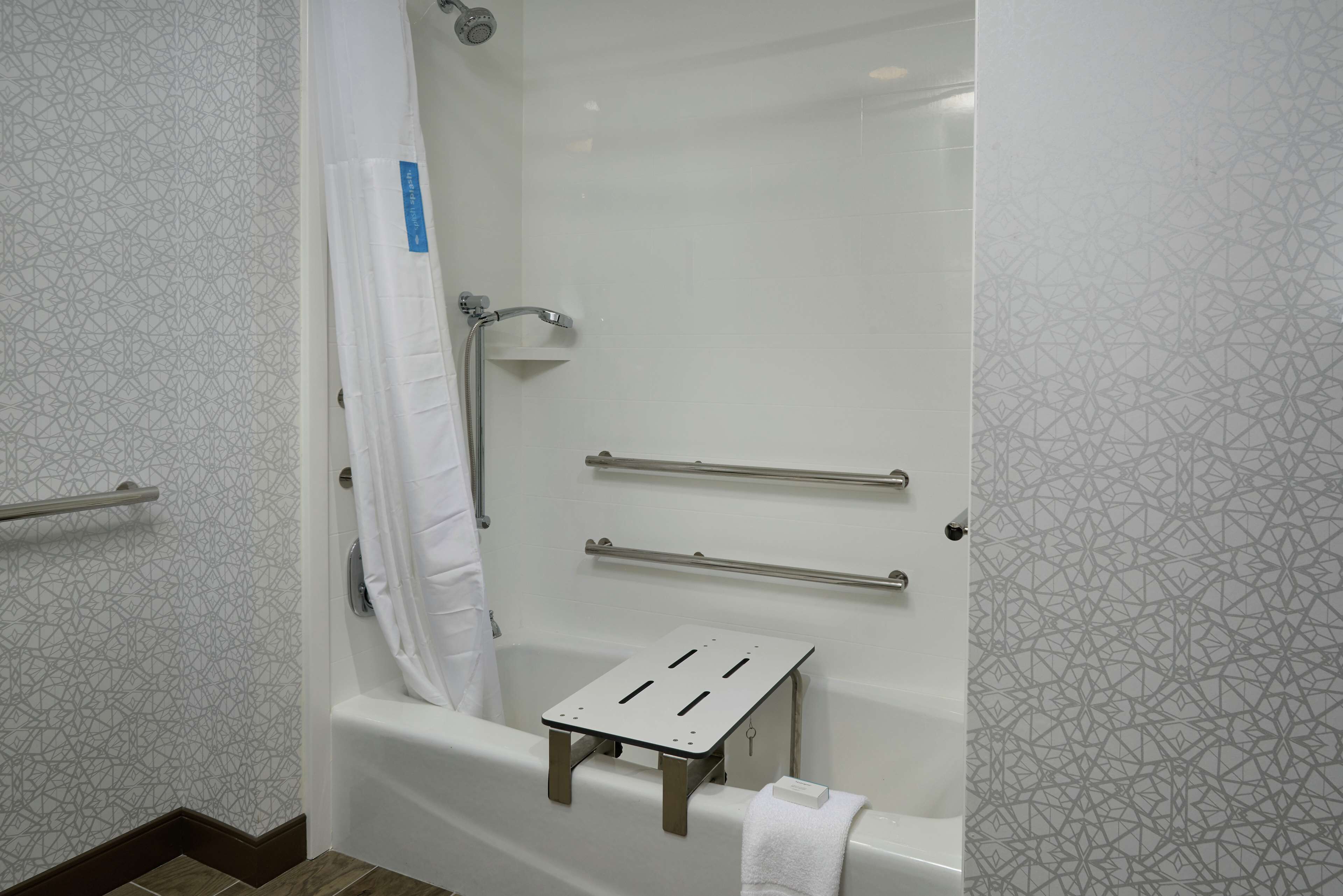 combined shower/bathtub, hydromassage showerhead, towels