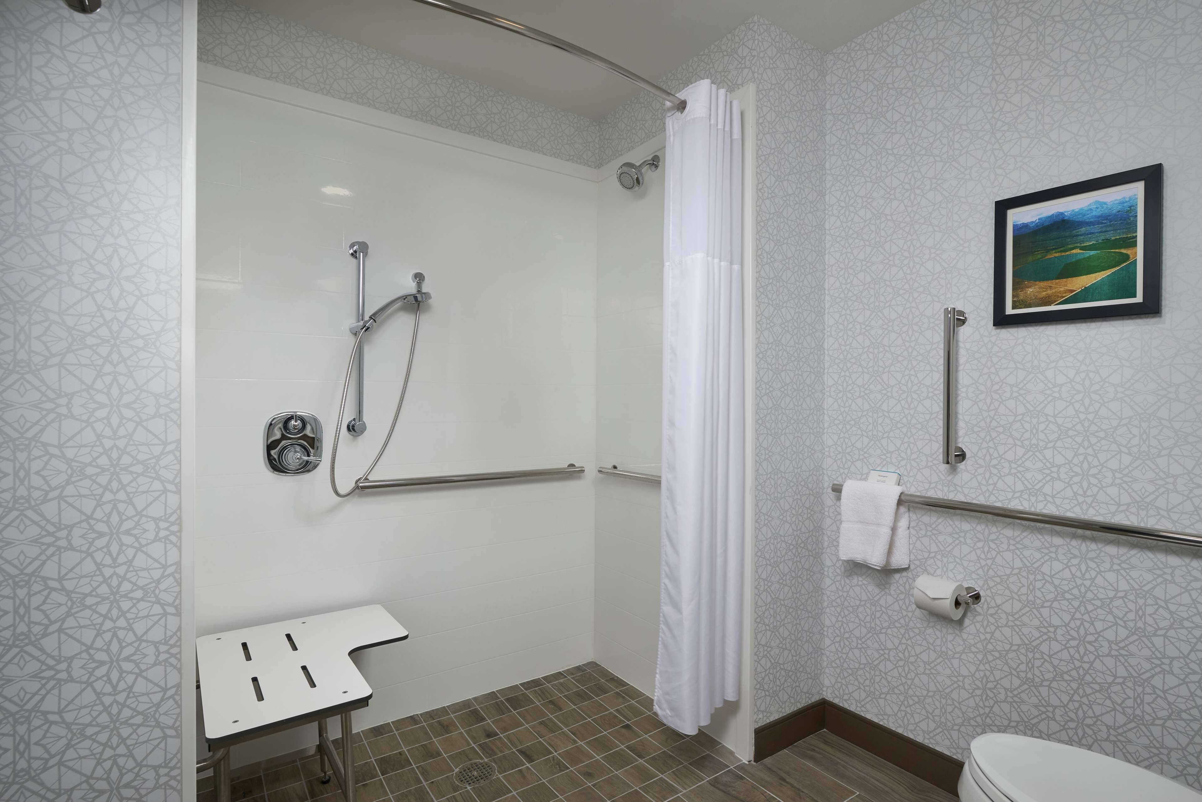 combined shower/bathtub, hydromassage showerhead, towels