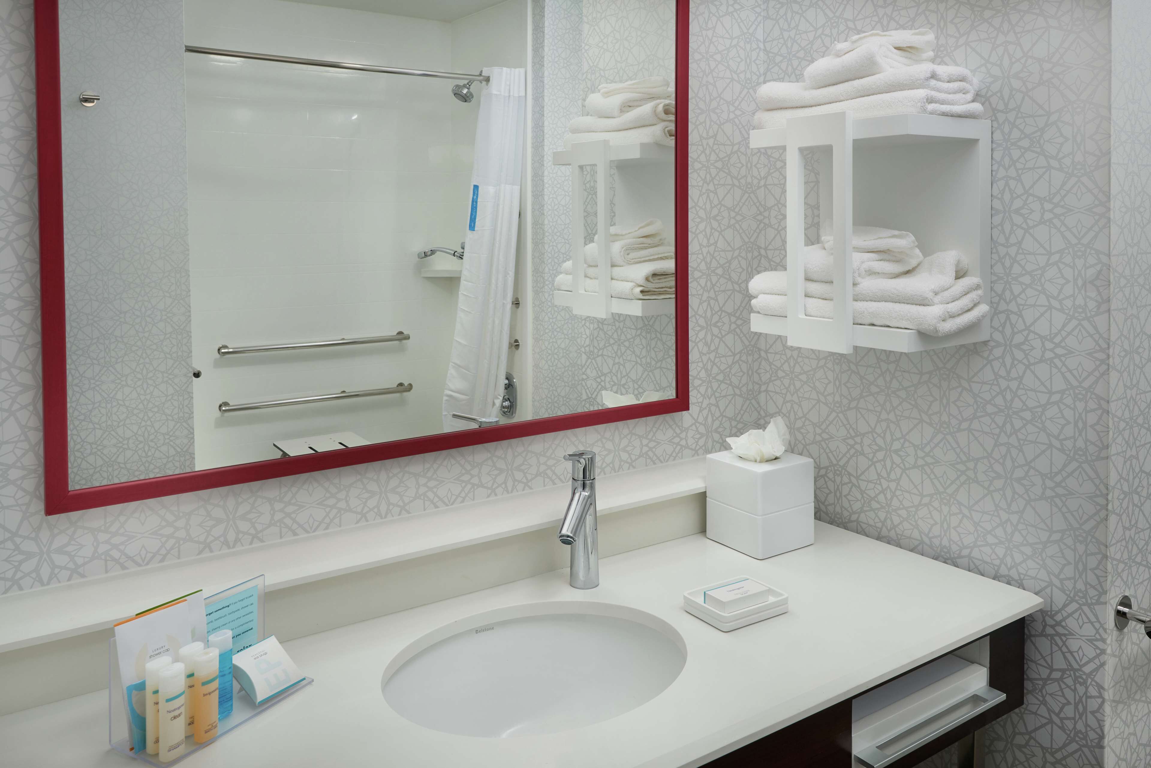 combined shower/bathtub, hydromassage showerhead, towels