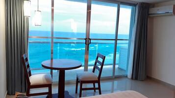 Habitación clásica, vista a la playa | Caja de seguridad en la habitación y decoración personalizada