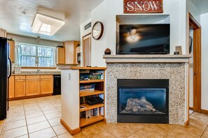 Comfort Condo, 2 Bedrooms, Kitchen | Living area | 42-inch flat-screen TV with cable channels, Smart TV, fireplace - Streamside Lane Condos by CRMR (Frisco)