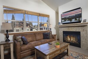 Condo Confort, 1 grand lit et 1 canapé-lit | Salle de séjour | Téléviseur connecté, foyer, planchers chauffants