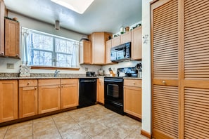 Comfort Condo, 2 Bedrooms, Kitchen | Private kitchen