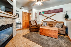 Comfort Condo, 2 Bedrooms, Kitchen | Living area | 42-inch flat-screen TV with cable channels, Smart TV, fireplace