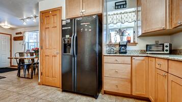 Comfort Condo, 2 Bedrooms, Kitchen | Private kitchen | Full-sized fridge, microwave, oven, stovetop