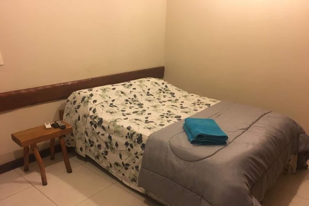 Habitación básica | Wifi gratis y ropa de cama