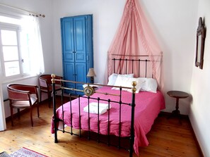 2 chambres, coffre-fort, fer et planche à repasser
