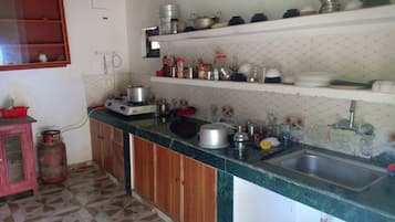 Basic Room | Shared kitchen | Cookware/dishes/utensils
