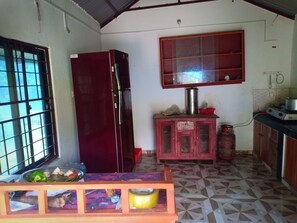 Basic Room | Shared kitchen - Begnas Lake Front Guest House (Lekhnath)