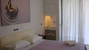 3 bedrooms, in-room safe, iron/ironing board, internet