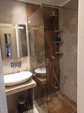 Een bad/douchecombinatie, gratis toiletartikelen, een haardroger