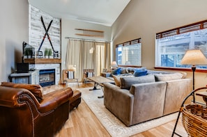 Comfort Condo, 2 Bedrooms, Kitchen | Living area