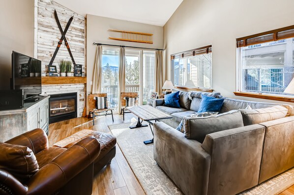 Comfort Condo, 2 Bedrooms, Kitchen | Living area | Flat-screen TV, DVD player