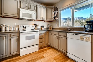 Condo tiện nghi đơn giản, 2 phòng ngủ, bếp | Bếp riêng | Tủ lạnh, lò vi sóng, bếp nấu, máy rửa bát 