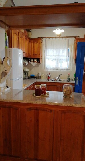 Microwave, dishwasher, coffee/tea maker, cookware/dishes/utensils