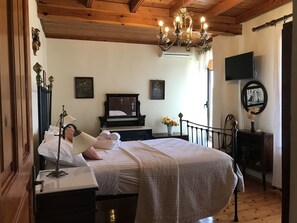 3 bedrooms, desk, iron/ironing board, free WiFi - Silver Olives Villa With Private Swimming Pool, Sea View And Remarkable Garden. (Μαγουλάδες)