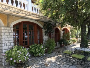 Outdoor dining - Silver Olives Villa With Private Swimming Pool, Sea View And Remarkable Garden. (Μαγουλάδες)