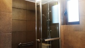Douche, douche cascade, séchoir à cheveux, serviettes fournies