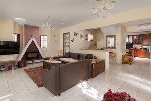 Smart TV, fireplace, video game console, DVD player - Villa EvMar  (Ιαλυσός)