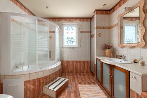 Combined shower/tub, jetted tub, hair dryer, towels