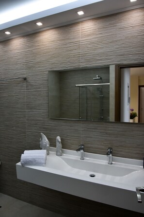 Combined shower/tub, jetted tub, hair dryer, towels - Alke Homme, Elegant Appartment, Acropolis (Αθήνα)