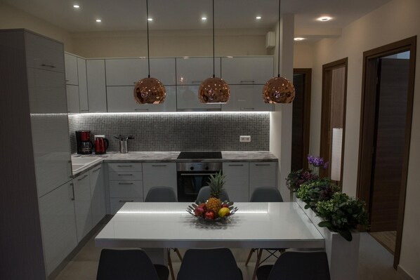 Refrigerador, microondas, horno y cafetera y tetera 