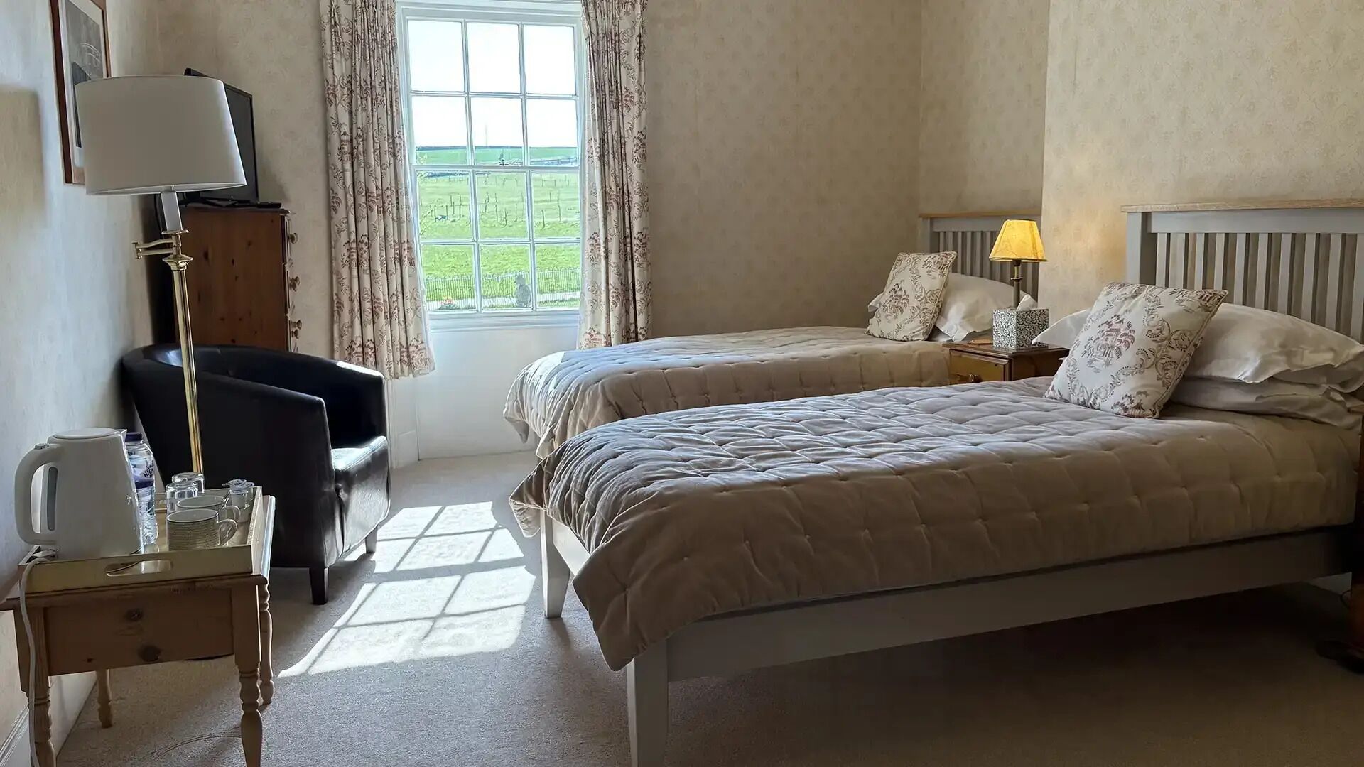 Chambre avec lits jumeaux, salle de bains attenante, vue jardin