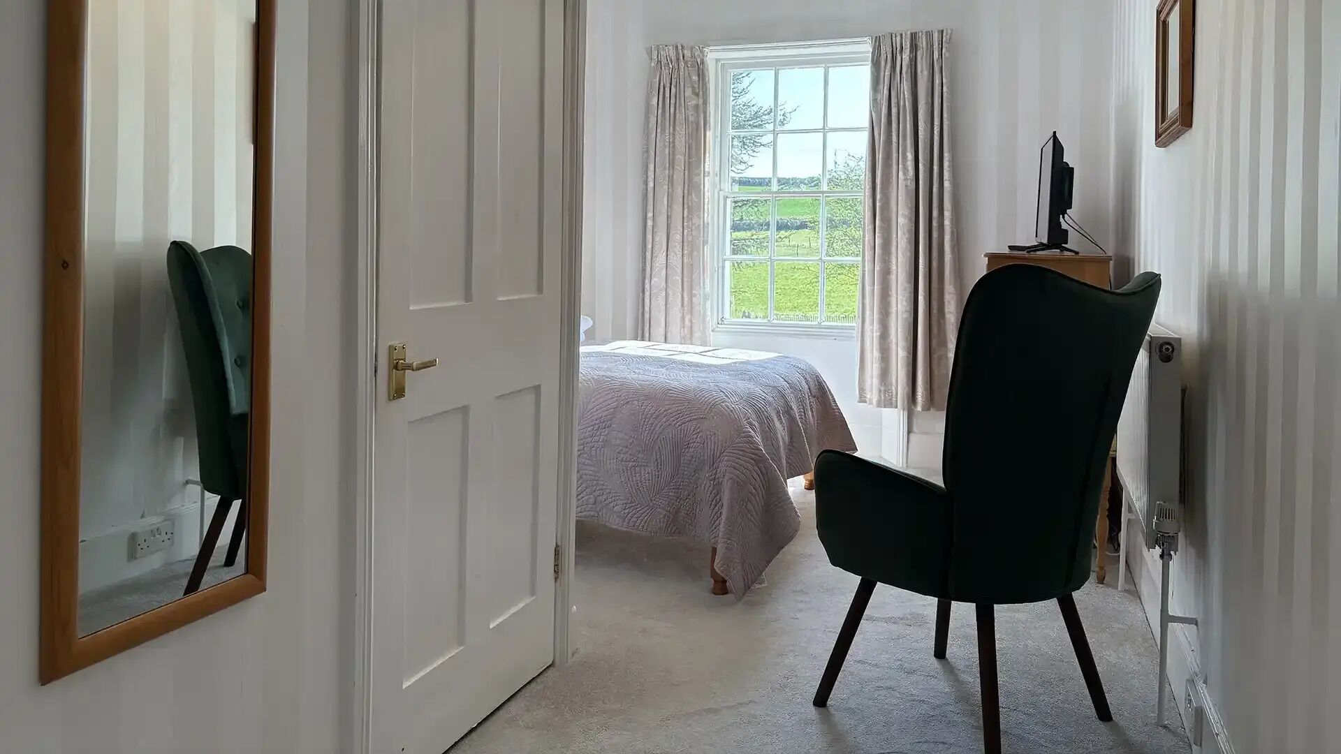 Chambre Double Standard, salle de bains attenante, vue cour intérieure